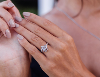 2025 Takı Trendleri: Minimal Zarafet, Kişiselleştirme ve Zamansız Parçalar